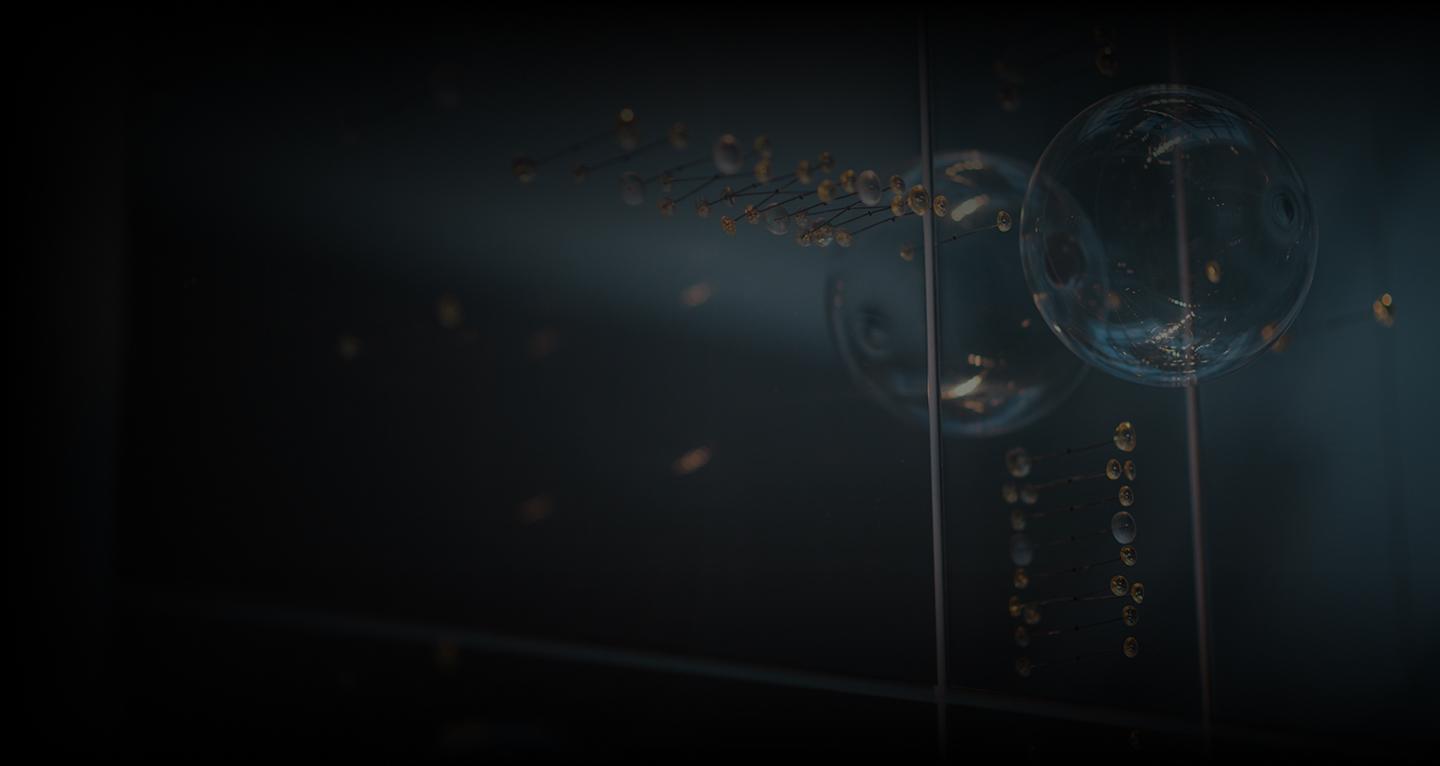 Installazione artistica con sfere trasparenti e perline dorate