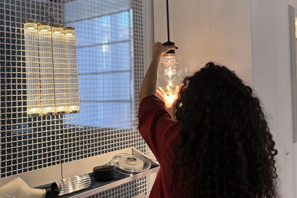 Selezione di un lampadario nello showroom Light Station